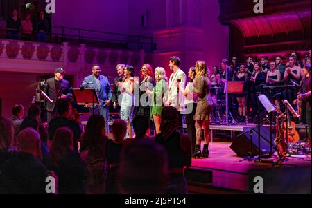 Foto zeigt: Finale des Konzerts von Frank and Friends in der Cadogan Hall am Sonntagabend mit dem legendären Musiktheaterkomponisten Frank Wildhorn (ganz links) Stockfoto