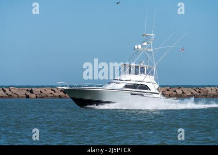 50' Bertram Convertible Fischerboot Rückkehr durch die Mansfield geschnitten aus einer Hochseefischen Charter. Texas. Stockfoto