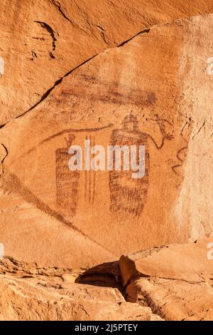 Das Snake man Pictograph Panel befindet sich hoch auf einer Sandsteinwand im Seven Mile Canyon in der Nähe von Moab, Utah. Die Gemälde wurden im Barrier Canyo gemacht Stockfoto