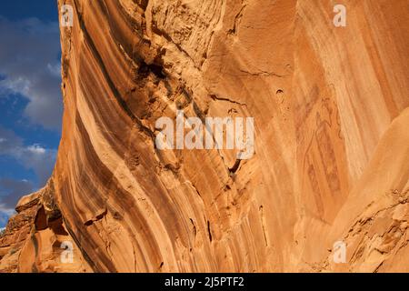 Das Snake man Pictograph Panel befindet sich hoch auf einer Sandsteinwand im Seven Mile Canyon in der Nähe von Moab, Utah. Die Gemälde wurden im Barrier Canyo gemacht Stockfoto