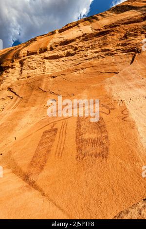 Das Snake man Pictograph Panel befindet sich hoch auf einer Sandsteinwand im Seven Mile Canyon in der Nähe von Moab, Utah. Die Gemälde wurden im Barrier Canyo gemacht Stockfoto