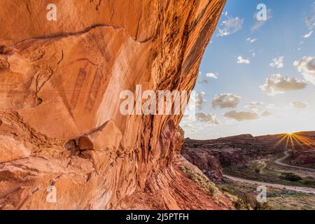 Das Snake man Pictograph Panel befindet sich hoch auf einer Sandsteinwand im Seven Mile Canyon in der Nähe von Moab, Utah. Die Gemälde wurden im Barrier Canyo gemacht Stockfoto