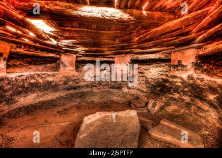 VEW in einer Kiva in der zwei Kivas Ruine im Bears Ears National Monument in Utah. Das Foto wurde durch ein angeschobene Loch in der Wand aufgenommen. Die Beiden Stockfoto