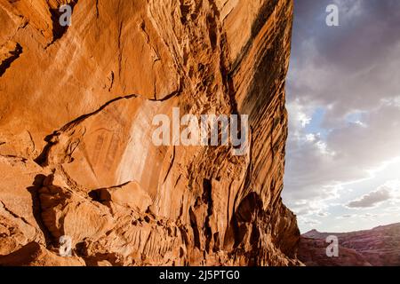 Das Snake man Pictograph Panel befindet sich hoch auf einer Sandsteinwand im Seven Mile Canyon in der Nähe von Moab, Utah. Die Gemälde wurden im Barrier Canyo gemacht Stockfoto