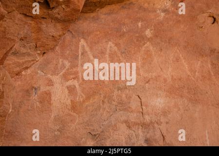 Petroglyphen am Tower Houser Ruin Cliff Behausung im Shash Jaa Unit of the Bears Ears National Monument, Utah. Ein alter 1.000-jähriger tanzt Stockfoto