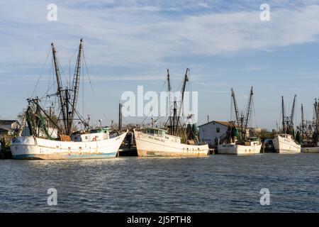 Garnelenboote dockten im Port Isabel Side Channel in Port Isabel, Texas. Stockfoto