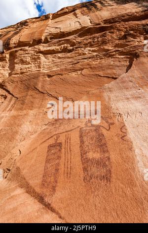 Das Snake man Pictograph Panel befindet sich hoch auf einer Sandsteinwand im Seven Mile Canyon in der Nähe von Moab, Utah. Die Gemälde wurden im Barrier Canyo gemacht Stockfoto