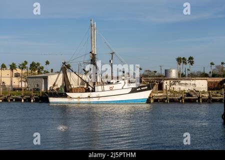 Ein Garnelenboot dockte im Port Isabel Side Channel in Port Isabel, Texas. Stockfoto