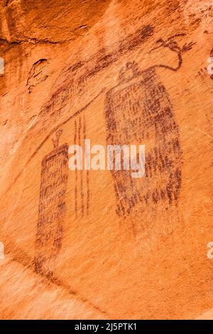 Das Snake man Pictograph Panel befindet sich hoch auf einer Sandsteinwand im Seven Mile Canyon in der Nähe von Moab, Utah. Die Gemälde wurden im Barrier Canyo gemacht Stockfoto