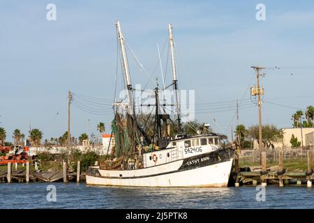 Ein Garnelenboot dockte im Port Isabel Side Channel in Port Isabel, Texas. Stockfoto