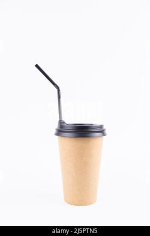 Eine Papiertasse für Kaffee mit Deckel und Strohhalm auf weißem Hintergrund Stockfoto
