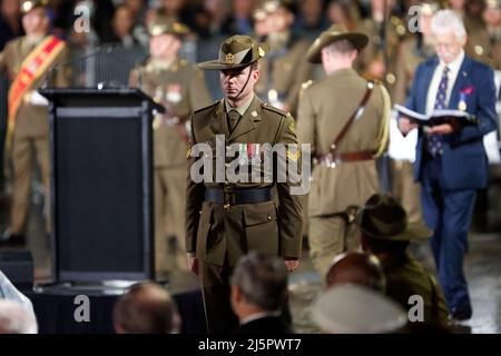 Sydney, Australien. 25. April 2022. Ein Soldat, der während des ANZAC Day Dawn Service am 25. April 2022 in Sydney, Australien gesehen wurde Quelle: IOIO IMAGES/Alamy Live News Stockfoto