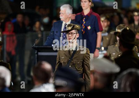 Sydney, Australien. 25. April 2022. Ein Soldat, der während des ANZAC Day Dawn Service am 25. April 2022 in Sydney, Australien gesehen wurde Quelle: IOIO IMAGES/Alamy Live News Stockfoto