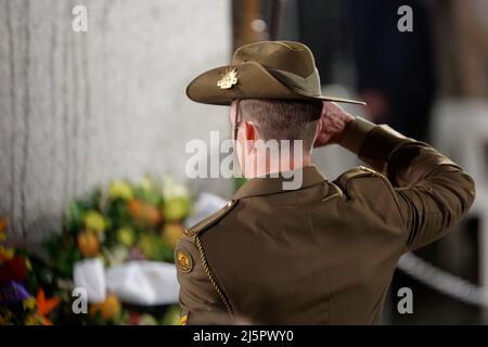 Sydney, Australien. 25. April 2022. Ein Soldat grüßt während des ANZAC Day Dawn Service am 25. April 2022 in Sydney, Australien Quelle: IOIO IMAGES/Alamy Live News Stockfoto