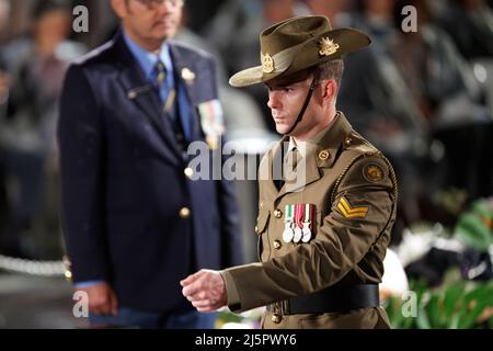Sydney, Australien. 25. April 2022. Ein Soldat steht während des ANZAC Day Dawn Service am 25. April 2022 in Sydney, Australien in Aufmerksamkeit Quelle: IOIO IMAGES/Alamy Live News Stockfoto