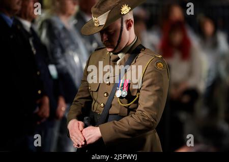 Sydney, Australien. 25. April 2022. Ein Soldat, der während des ANZAC Day Dawn Service am 25. April 2022 in Sydney, Australien gesehen wurde Quelle: IOIO IMAGES/Alamy Live News Stockfoto