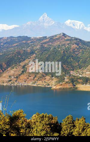 Blaue Ansicht des Mount Machhapuchhre und des Phewa Sees in der Nähe von Pokhara, Annapurna Gegend, Nepal himalaya Berge Stockfoto