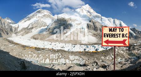 Wegweiser zum Mount Everest b.c. und Mount Everest, Lhotse und Nuptse vom Pumo Ri Basislager - Weg zum Mount Everest Basislager, Nepal himalaya Mount Stockfoto