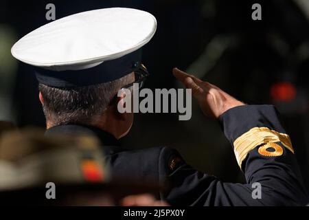 Sydney, Australien. 25. April 2022. Ein Soldat grüßt während des ANZAC Day Dawn Service am 25. April 2022 in Sydney, Australien Quelle: IOIO IMAGES/Alamy Live News Stockfoto