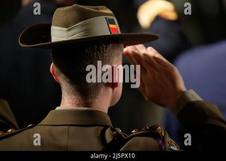 Sydney, Australien. 25. April 2022. Ein Soldat grüßt während des ANZAC Day Dawn Service am 25. April 2022 in Sydney, Australien Quelle: IOIO IMAGES/Alamy Live News Stockfoto