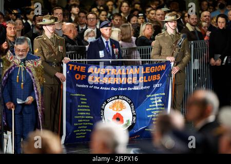 Sydney, Australien. 25. April 2022. Am 25. April 2022 in Sydney, Australien, versammeln sich Massen zum ANZAC Day Dawn Service im Cenotaph am Martin Place. Quelle: IOIO IMAGES/Alamy Live News Stockfoto