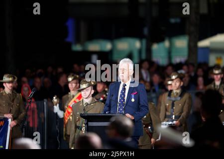 Sydney, Australien. 25. April 2022. Der Zeremonienmeister spricht während des ANZAC Day Dawn Service am 25. April 2022 in Sydney, Australien Quelle: IOIO IMAGES/Alamy Live News Stockfoto