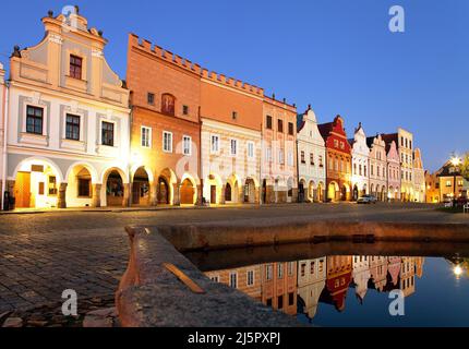 Abends Blick auf Telc oder Teltsch Stadtplatz, Gebäude Spiegelung in öffentlichen Brunnen, Tschechische republik, Weltkulturerbe der unesco Stockfoto