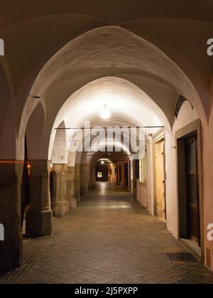 Torbogen im Freien um den Stadtplatz von Telc oder Teltsch Stadt, Weltkulturerbe der unesco in der Tschechischen Republik, Mähren Stockfoto