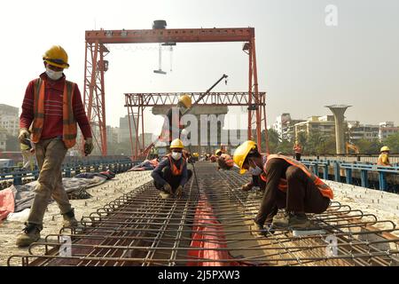 Dhaka. 25. April 2022. Arbeiter binden Käfige für den ersten Dhaka Elevated Expressway (FDEE) in Dhaka, Bangladesch, 17. März 2022. UM MIT „Feature: Fast and Safe, Sino-Bangladeshi Expressway Joint Venture“ zu GEHEN, sieht man einen klaren Weg vor sich“ Credit: Xinhua/Alamy Live News Stockfoto