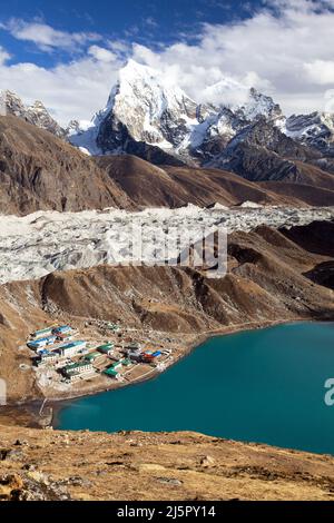 Gokyo See oder Dudh Pokhari Tso und Dorf, Ngozumba Gletscher, Arakam tse Gipfel und chola tse von Gokyo Ri - Trek zum Cho Oyu Basislager, Khumbu Tal, Stockfoto