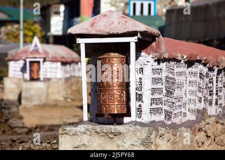 Gebetswände und Gebetsräder im Khumbu-Tal, Solukhumbu, Weg zum Everest-Basislager, Nepal-Himalaya-Berge Stockfoto