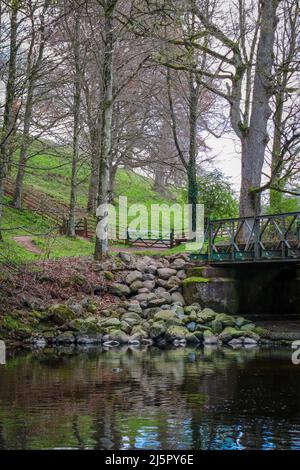 Brücke über den Fluss Lowther, Lowther Estate. Felsen und Flussufer. Stockfoto