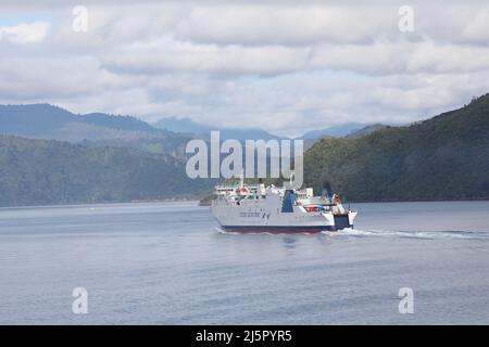 Die Fähre fährt von Picton nach Wellington. Interislander ist ein Straßen- und Eisenbahnfährdienst über die neuseeländische Cook Strait, zwischen Wellington im Norden I Stockfoto