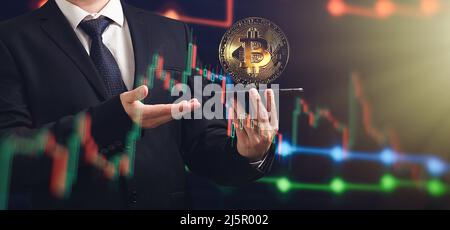 Smartphone mit Bitcoin Trading Chart . Halten in der Hand eine goldene Bitcoin Cash Münze. Handel an der Kryptowährungsbörse. Stockfoto