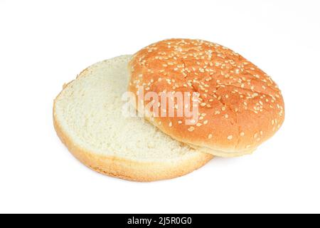 Zwei Teile von geschnittenem Burger-Brötchen mit Sesam isoliert auf weißem Hintergrund Stockfoto