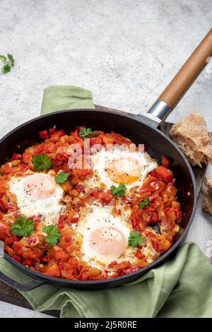 Shakshouka, Eier in Tomatensoße pochiert, Stockfoto