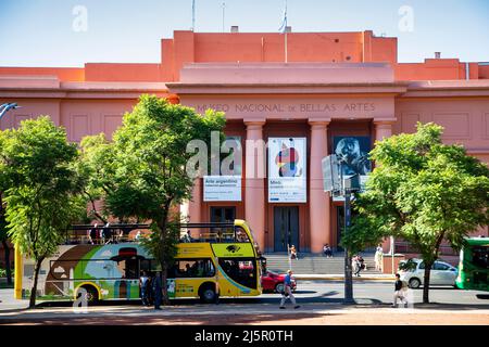 Das Museo Nacional de Bellas Artes (MNBA) ("National Museum of Fine Arts") ist ein argentinisches Kunstmuseum in Buenos Aires, das sich in Recoleta befindet. Stockfoto