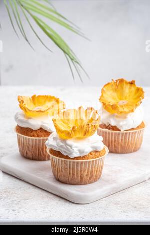 Cupcakes mit getrockneten Ananasblüten Stockfoto