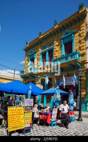 Argentinien, Buenos Aires - das Viertel La Boca mit seinen Horeca-Aktivitäten ist ein beliebtes Touristengebiet Stockfoto