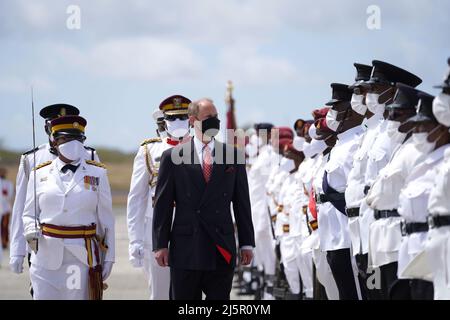 Der Earl of Wessex inspiziert eine Ehrenwache, nachdem er am VC Bird International Airport, Antigua und Barbuda angekommen ist, während er seinen Besuch in der Karibik fortsetzt, um das Platin-Jubiläum der Königin zu feiern. Bilddatum: Montag, 25. April 2022. Stockfoto