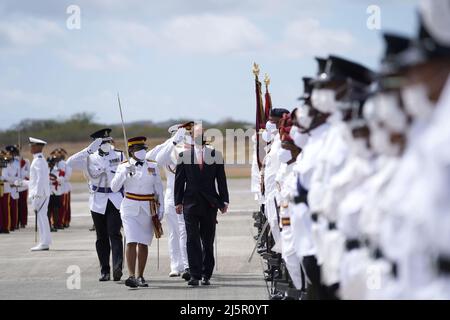 Der Earl of Wessex inspiziert eine Ehrenwache, nachdem er am VC Bird International Airport, Antigua und Barbuda angekommen ist, während er seinen Besuch in der Karibik fortsetzt, um das Platin-Jubiläum der Königin zu feiern. Bilddatum: Montag, 25. April 2022. Stockfoto