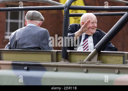 Sydney, Australien. 25. April 2022. Kriegsveteranen, Verteidigungspersonal, Kriegswitwen und Nachkommen machen sich während der Parade zum ANZAC Day am 25. April 2022 in Sydney, Australien, auf den Weg in die Elizabeth Street. Der diesjährige ANZAC Day March ist 107 Jahre her, seit die Truppen Australiens und Neuseelands in Gallipoli gelandet sind, um den Feldzug zu starten. Quelle: IOIO IMAGES/Alamy Live News Stockfoto