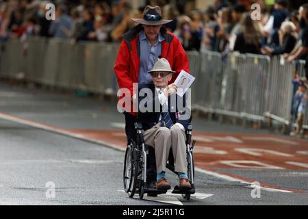 Sydney, Australien. 25. April 2022. Kriegsveteranen, Verteidigungspersonal, Kriegswitwen und Nachkommen machen sich während der Parade zum ANZAC Day am 25. April 2022 in Sydney, Australien, auf den Weg in die Elizabeth Street. Der diesjährige ANZAC Day March ist 107 Jahre her, seit die Truppen Australiens und Neuseelands in Gallipoli gelandet sind, um den Feldzug zu starten. Quelle: IOIO IMAGES/Alamy Live News Stockfoto