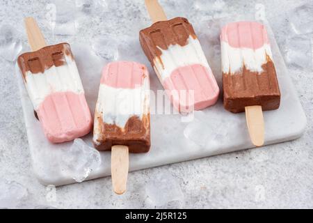 Neapolitanisches Joghurt-Eis-Eis-Eis-Eis Stockfoto