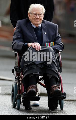 Sydney, Australien. 25. April 2022. Kriegsveteranen, Verteidigungspersonal, Kriegswitwen und Nachkommen machen sich während der Parade zum ANZAC Day am 25. April 2022 in Sydney, Australien, auf den Weg in die Elizabeth Street. Der diesjährige ANZAC Day March ist 107 Jahre her, seit die Truppen Australiens und Neuseelands in Gallipoli gelandet sind, um den Feldzug zu starten. Quelle: IOIO IMAGES/Alamy Live News Stockfoto