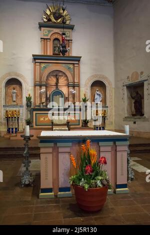 Der Altar der Missionsbasilika San Diego de Alcala (die erste Franziskanermission in Kalifornien) in San Diego Stockfoto