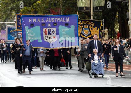 Sydney, Australien. 25. April 2022. Kriegsveteranen, Verteidigungspersonal, Kriegswitwen und Nachkommen machen sich während der Parade zum ANZAC Day am 25. April 2022 in Sydney, Australien, auf den Weg in die Elizabeth Street. Der diesjährige ANZAC Day March ist 107 Jahre her, seit die Truppen Australiens und Neuseelands in Gallipoli gelandet sind, um den Feldzug zu starten. Quelle: IOIO IMAGES/Alamy Live News Stockfoto