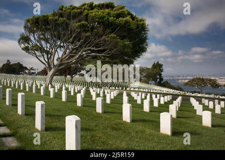 Panoramablick auf den Veteranen Fort Rosecrans National Cemetery im Marinestützpunkt Loma Stockfoto