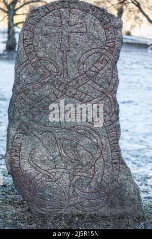 Runenstein aus dem 11.. Jahrhundert Runenstein-Runeninschrift, die ungewöhnlich zur Erinnerung an eine Frau aus Uppsalen, Uppland, Schweden, erhoben wurde Stockfoto