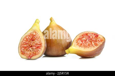 Ganze und in Scheiben geschnittene Feigen isoliert auf weißem Hintergrund. Bio-Obst aus eigener Erzeugung Stockfoto